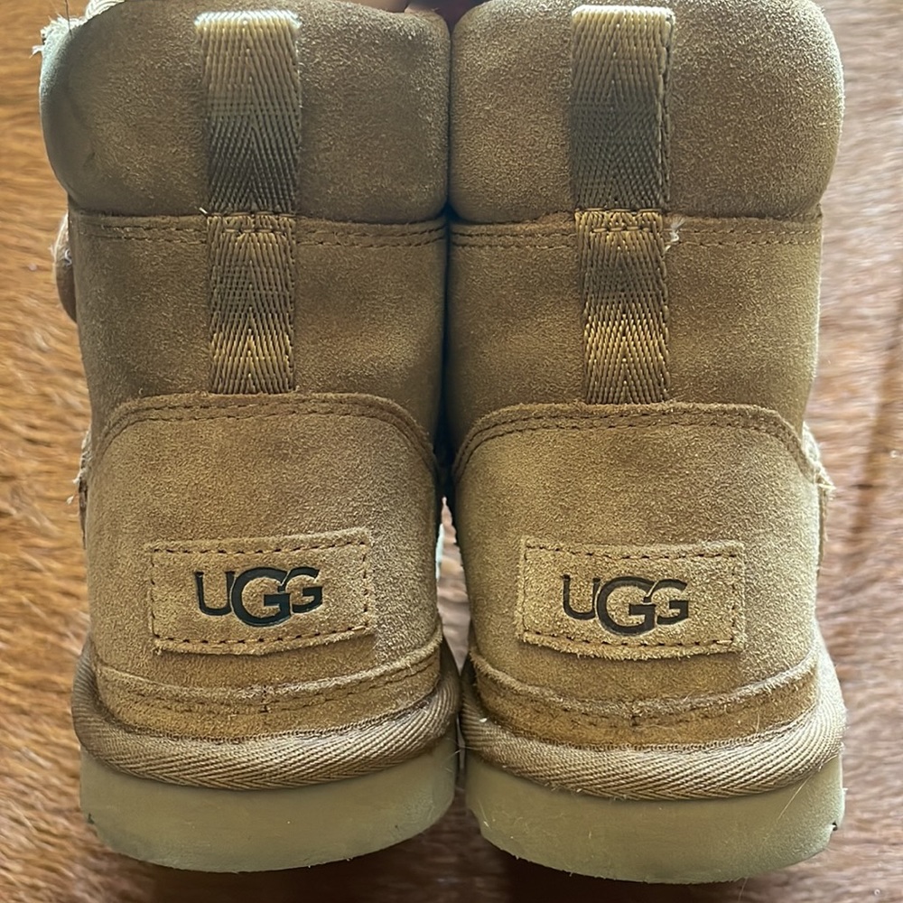 Size 7 womens Ugg’s Neumel snow boots - Very good condition as seen in pics